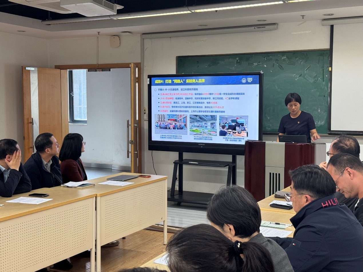 讲者在讲台旁汇报，屏幕显示示范中心实验育人成效。